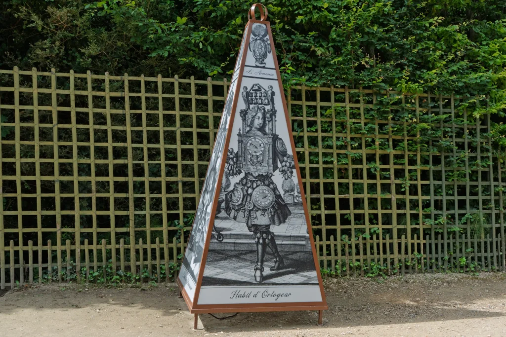 Obélisque du parc de Versailles, devant les grilles du domaine