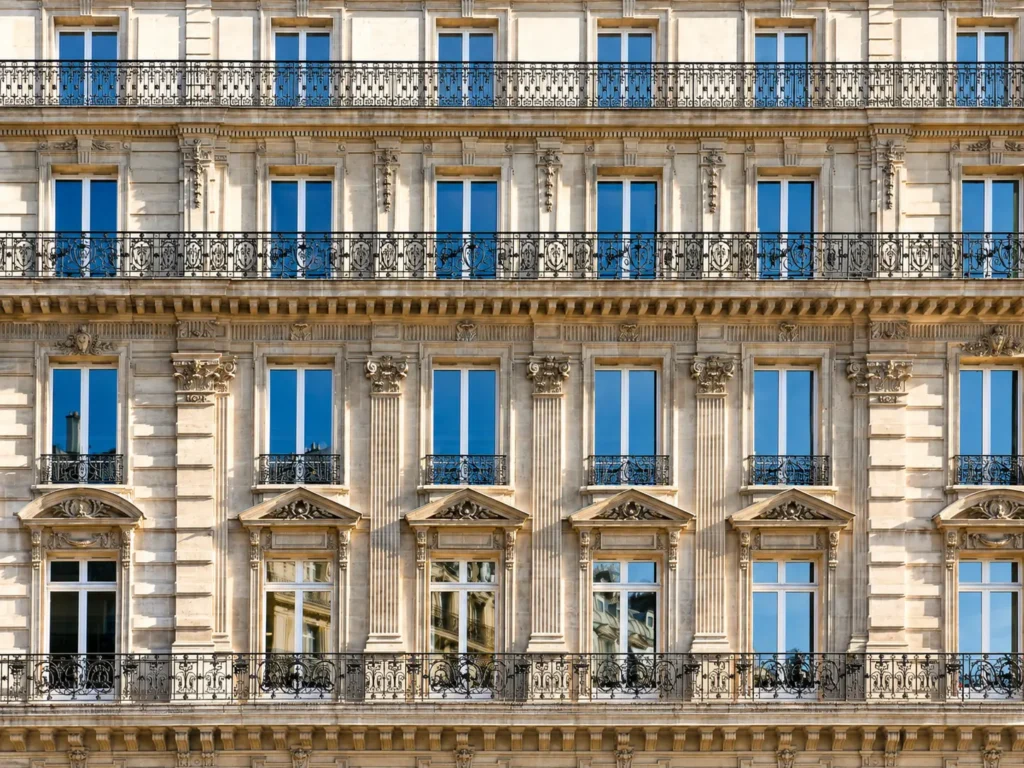 Façade haussmannienne parisienne, exemple d’investissement locatif
